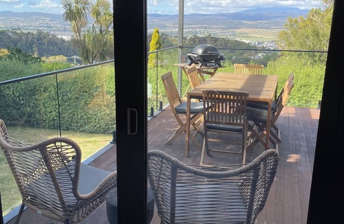 West Launceston House | Cosy home with spectacular views