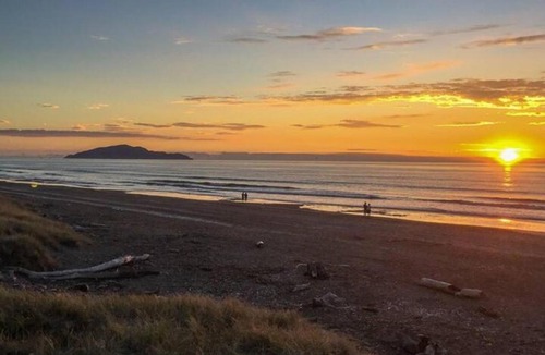 Otaki Beach House | Cosy Kiwi bach Kid and Pet friendly Beach house