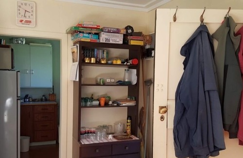 Tokomaru Bay House | Cosy Kiwi Cottage with Sea Views and Native Bush.