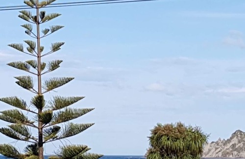 Tokomaru Bay House | Cosy Kiwi Cottage with Sea Views and Native Bush.
