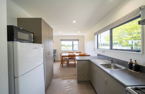 Manapouri House | Cosy Lakeside - Manapouri Holiday Home