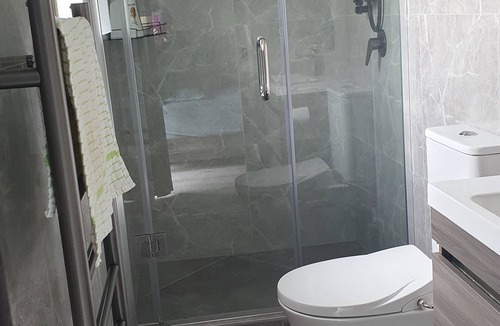 Mount Roskill House | Cosy room with ensuite bathroom on ground floor.