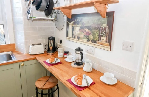 Peebles Apartment | Cosy Victorian 2 bedroom flat. Near centre & riverside walks along the Tweed.