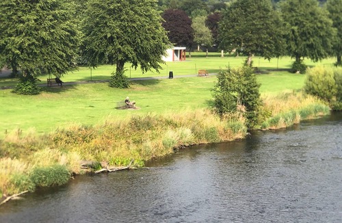 Peebles Apartment | Cosy Victorian 2 bedroom flat. Near centre & riverside walks along the Tweed.