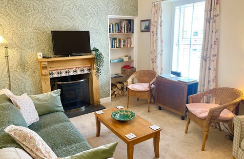 Peebles Apartment | Cosy Victorian 2 bedroom flat. Near centre & riverside walks along the Tweed.