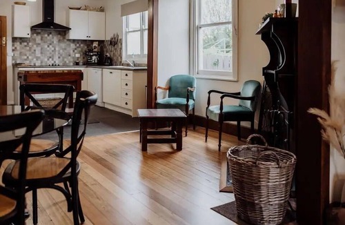 St Marys Apartment | Cottage on Groom - St Marys Charm and Convenience