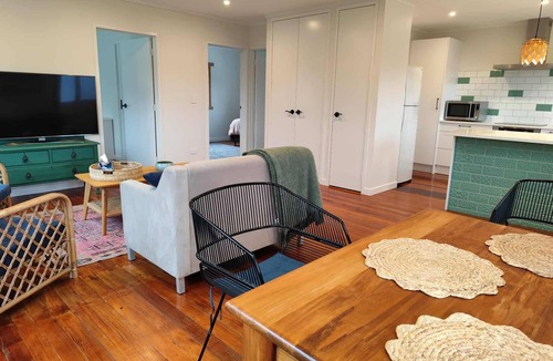Muriwai Cottage | Country Cottage Near the Sea