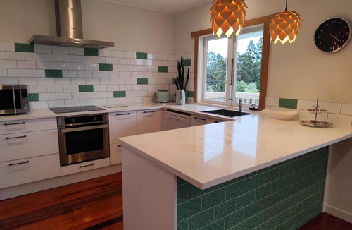 Muriwai Cottage | Country Cottage Near the Sea