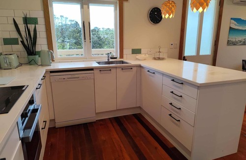 Muriwai Cottage | Country Cottage Near the Sea