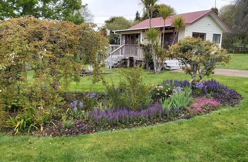 Hamurana Cottage | Country cottage with stunning rural countryside and lake views