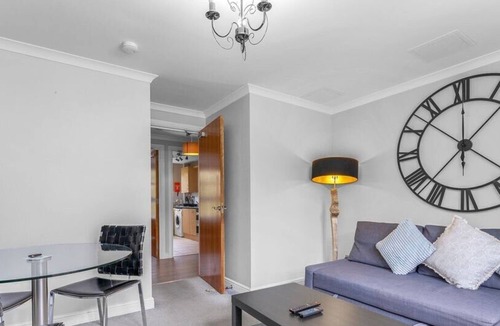 Old Town Apartment | Cozy 1BR-1BA near Holyrood Palace & On-site Parking