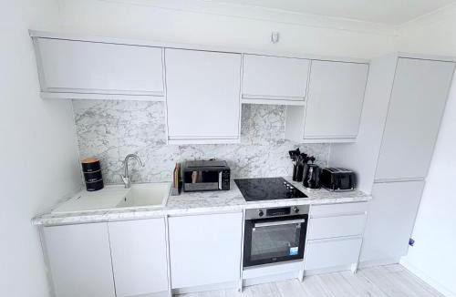 North Glasgow Apartment | Cozy 3 Bed Home, Free Parking 8 min to City Centre