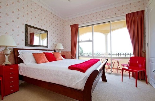 Hamilton Cabin | Cozy Accommodation with Stunning Views in Hamilton, North Island