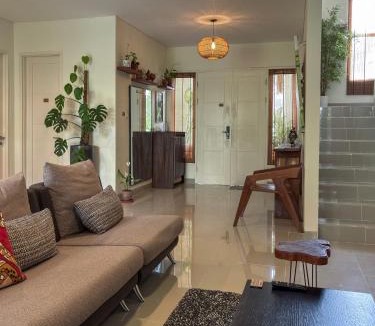 Batam Villa | Cozy Botanical Garden House