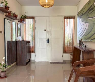 Batam Villa | Cozy Botanical Garden House
