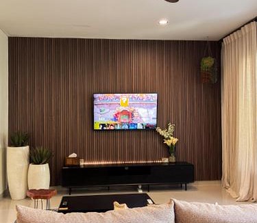 Batam Villa | Cozy Botanical Garden House
