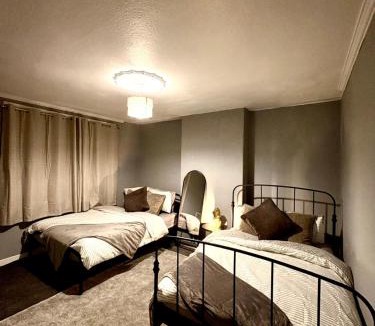 Glasgow Apartment | Cozy corner-Sleeps 8 guest Entire house Glasgow very central