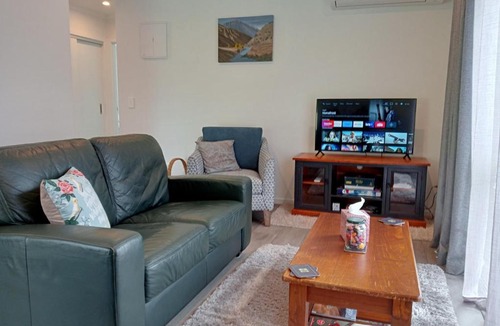 Lowburn House | Cozy Cottage on Begg Lane