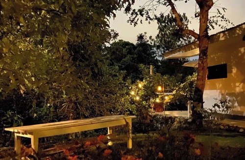 Roble Villa | Cozy Forest Villa at City's Edge.nn