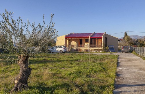 Oropos Villa | Cozy holiday villa, 1min from the beach, large private garden ideal for families