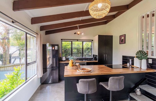 Hamurana House | Cozy Lake Retreat | Lake Views, Amazing Games Room