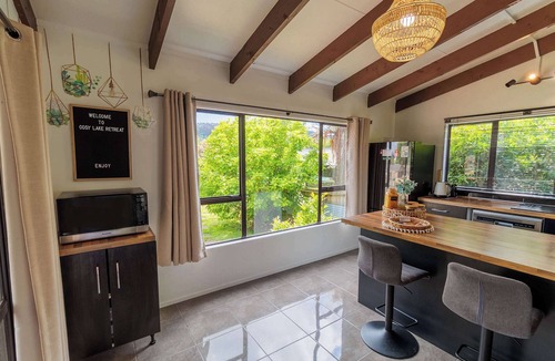 Hamurana House | Cozy Lake Retreat | Lake Views, Amazing Games Room