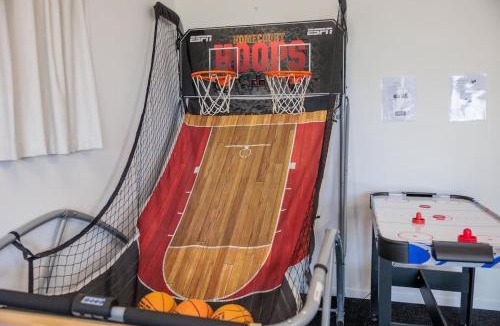 Hamurana House | Cozy Lake Retreat Lake Views & Amazing Games Room