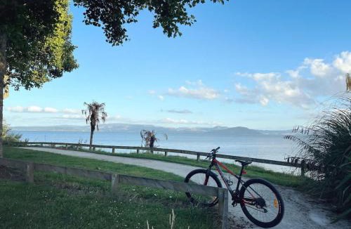 Hamurana House | Cozy Lake Retreat Lake Views & Amazing Games Room
