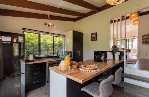 Hamurana House | Cozy Lake Retreat Lake Views & Amazing Games Room