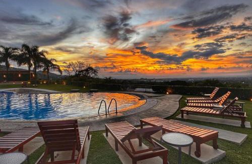 Santa Ana Apartment | CR MARIPOSA RENTALS Lakeview PENTHOUSE with office space, pool, gym, tennis