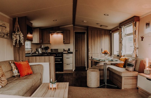 Ayr House | Craig Tara close to beach Dog friendly Free WiFi
