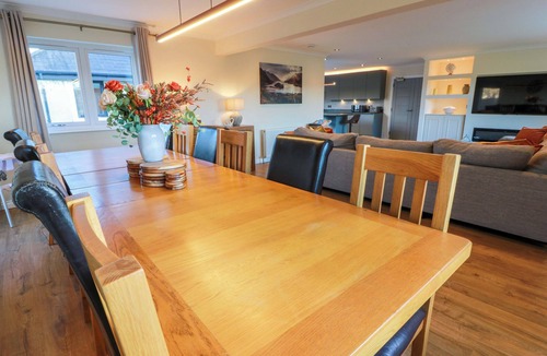 Glasgow Cottage | CRAMAR COTTAGE, pet friendly, with hot tub in Milngavie