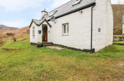 Sallachy Cottage | CREAG MHOR COTTAGE, family friendly, with open fire in Dornie