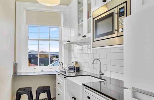 Battery Point Cottage | Cromwell Apartment - 3 Red Doors Battery Point