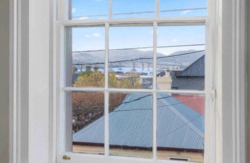 Battery Point Cottage | Cromwell Apartment - 3 Red Doors Battery Point