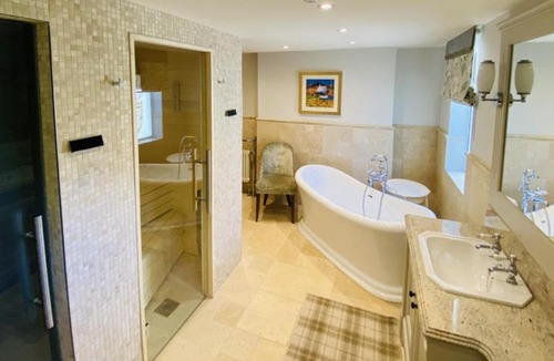 Glasgow Hotel | Crossbasket Castle, Hotel & Restaurant