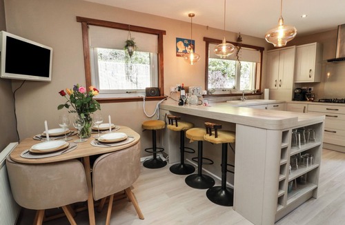 Dunfermline Cottage | CROWN COTTAGE, pet friendly, with open fire in Cairneyhill