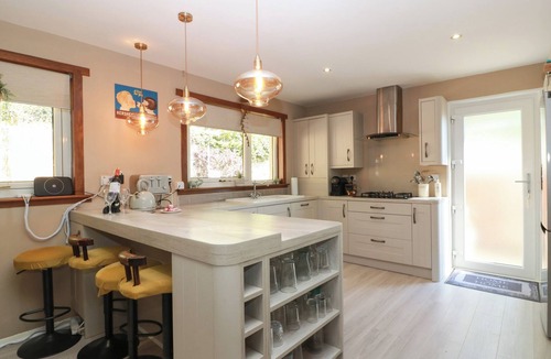 Dunfermline Cottage | CROWN COTTAGE, pet friendly, with open fire in Cairneyhill