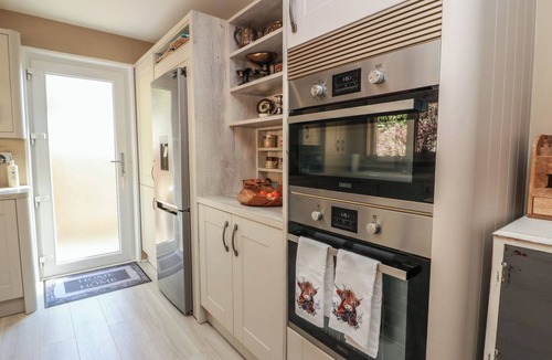 Dunfermline Cottage | CROWN COTTAGE, pet friendly, with open fire in Cairneyhill