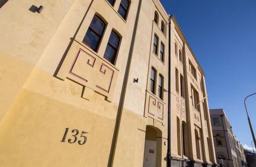 Dunedin City Centre Apartment | Cumberland Street deluxe apartment No2