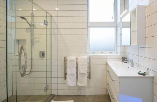 Dunedin City Centre Apartment | Cumberland Street deluxe apartment No2