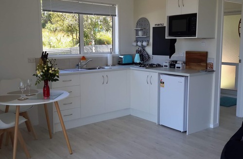 Oneroa Ski Chalet | Cute & modern chalet, 500m to sandy beaches, close to vineyards with seaview