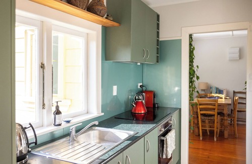 Oneroa Cottage | Cute wee bach within walking distance of beaches and village