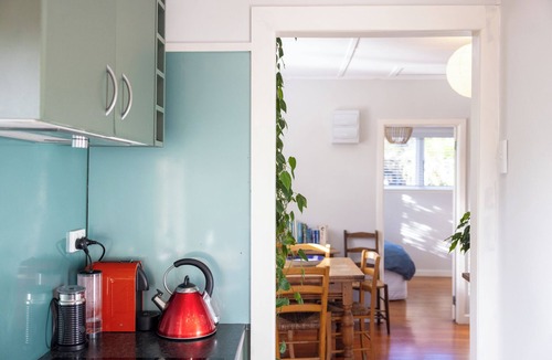 Oneroa Cottage | Cute wee bach within walking distance of beaches and village