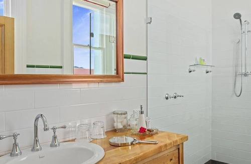 Cygnet Bed & Breakfast | CygnetOldBank- Accommodation, Cafe Escape the everyday, style & bliss