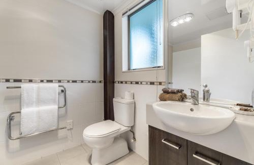 Flat Bush Hotel | Dannemora Motor Inn