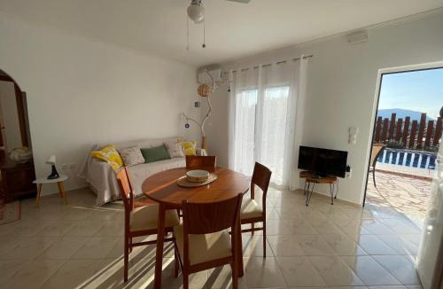 Douliana Apartment | Dans une villa avec piscine privée, calme, proche des plages, vues mer et montagnes