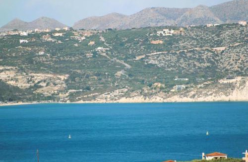 Douliana Apartment | Dans une villa avec piscine privée, calme, proche des plages, vues mer et montagnes