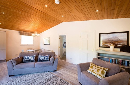 Crianlarich Ski Chalet | Deerstalker Lodge cozy lodge with wood burner
