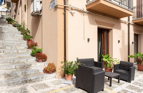 Caccamo Apartment | Deluxe Double Room with Wi-Fi and Air Conditioning